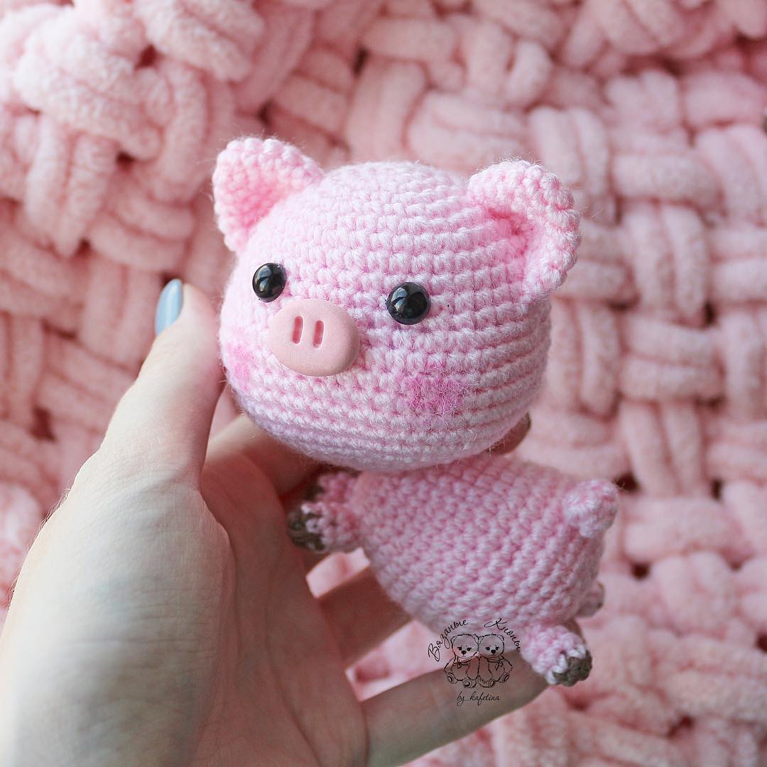 Pig amigurumi crochet toy