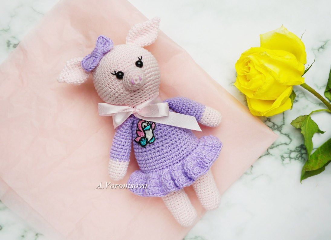 Pig amigurumi crochet toy