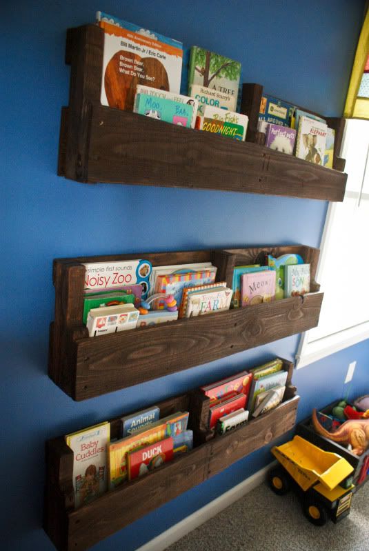 Pallet shelves for pictures