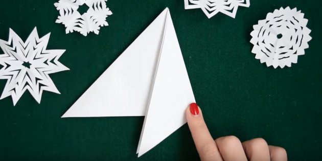 как сделать снежинки из бумаги своими руками: загните правую часть