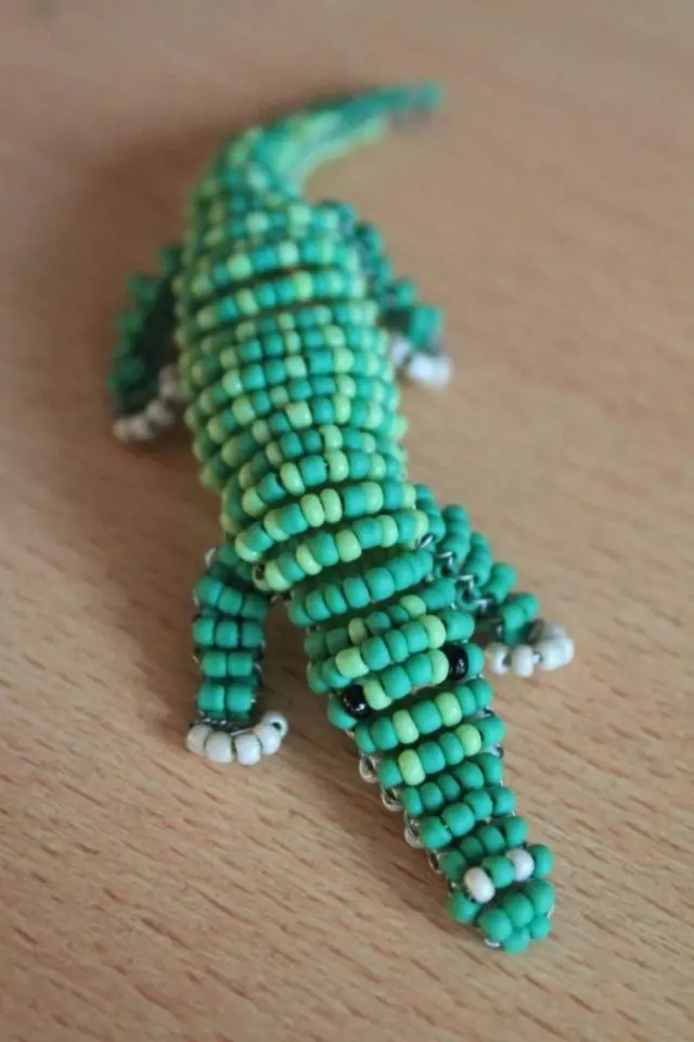 Оригинальный подарок-крокодил из бисера