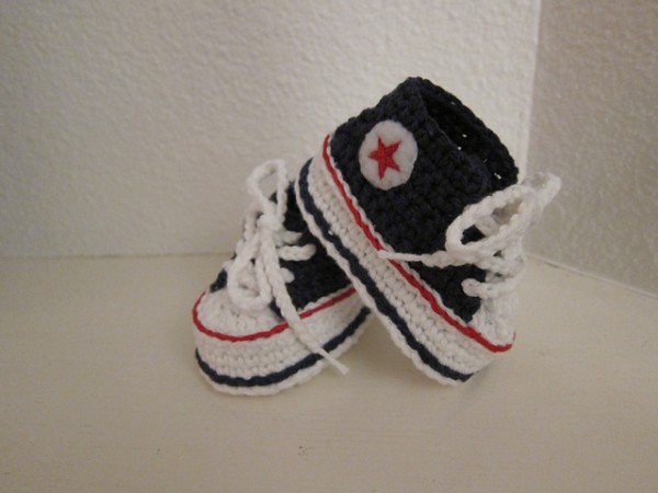 Crochet-Baby-Converse-Sneaker-Booties-free-pattern 1