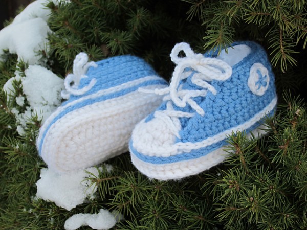Crochet-Baby-Converse-Sneaker-Booties-free-pattern 2