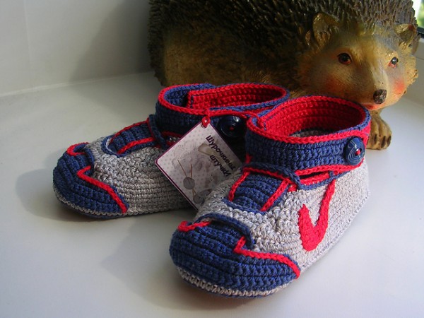 Crochet-Nike-Inspired-Baby-Booties-free-pattern3