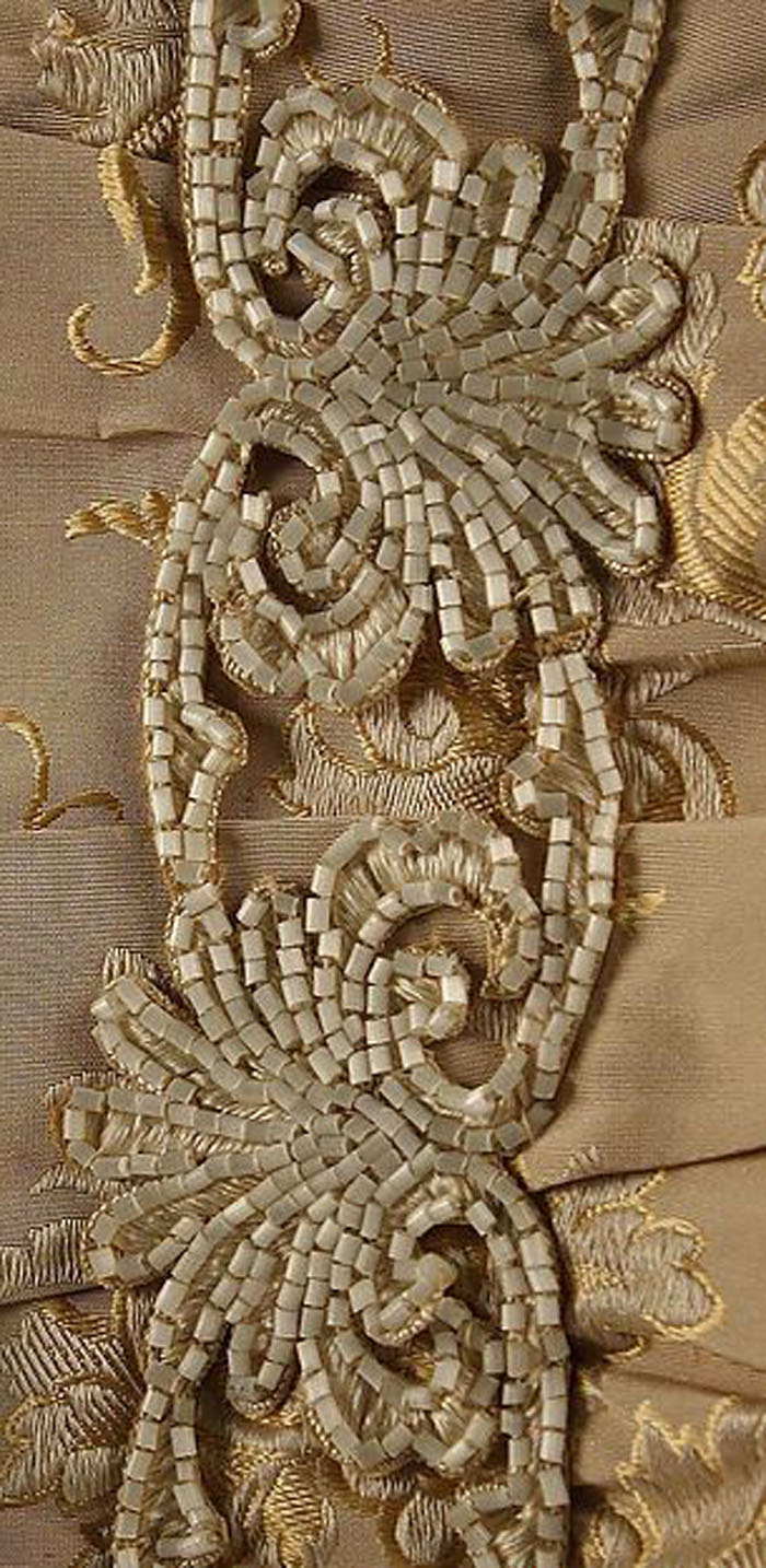 Великолепная вышивка, нежнейшее кружево, шелковые ленты: прекрасные детали антикварных платьев, фото № 39