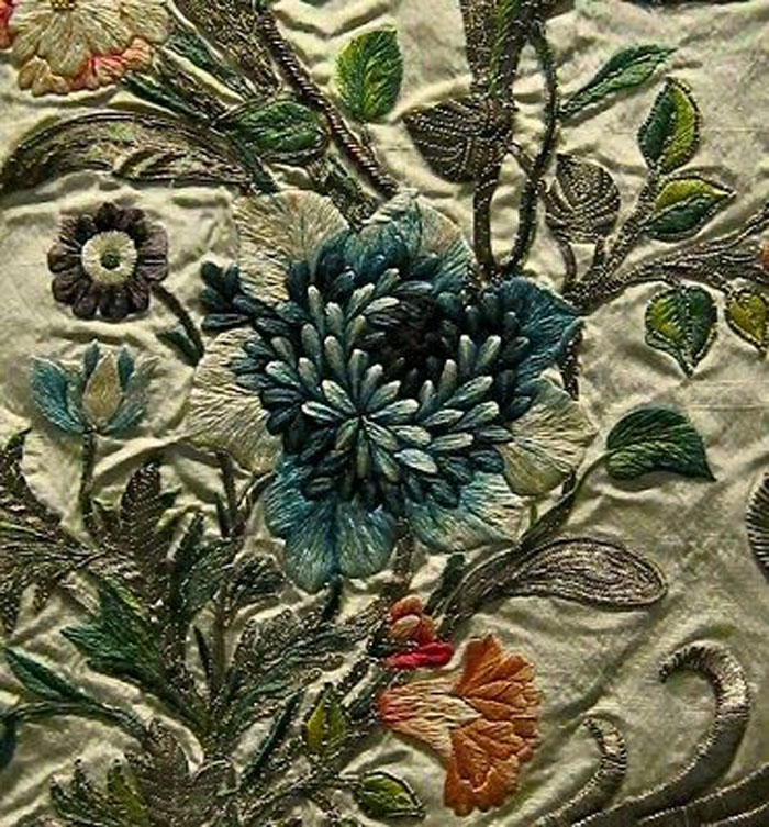 Великолепная вышивка, нежнейшее кружево, шелковые ленты: прекрасные детали антикварных платьев, фото № 21