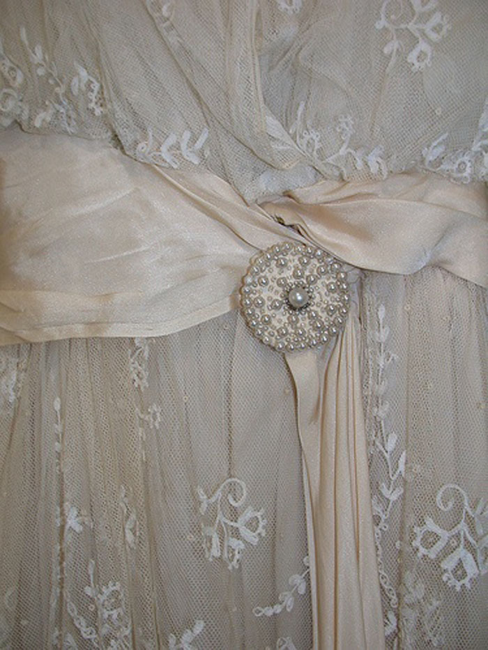 Великолепная вышивка, нежнейшее кружево, шелковые ленты: прекрасные детали антикварных платьев, фото № 20
