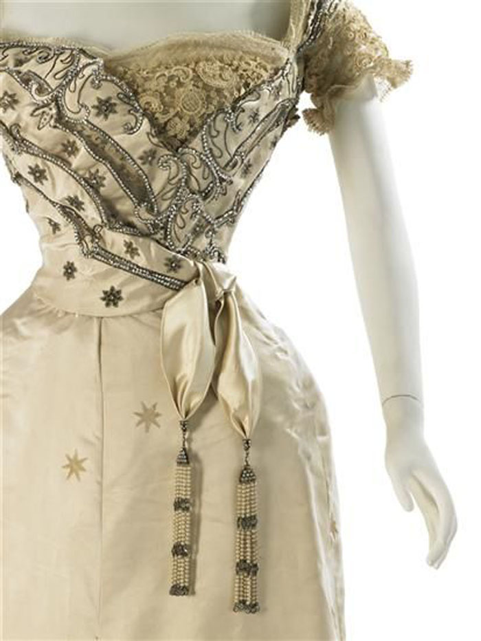 Великолепная вышивка, нежнейшее кружево, шелковые ленты: прекрасные детали антикварных платьев, фото № 23