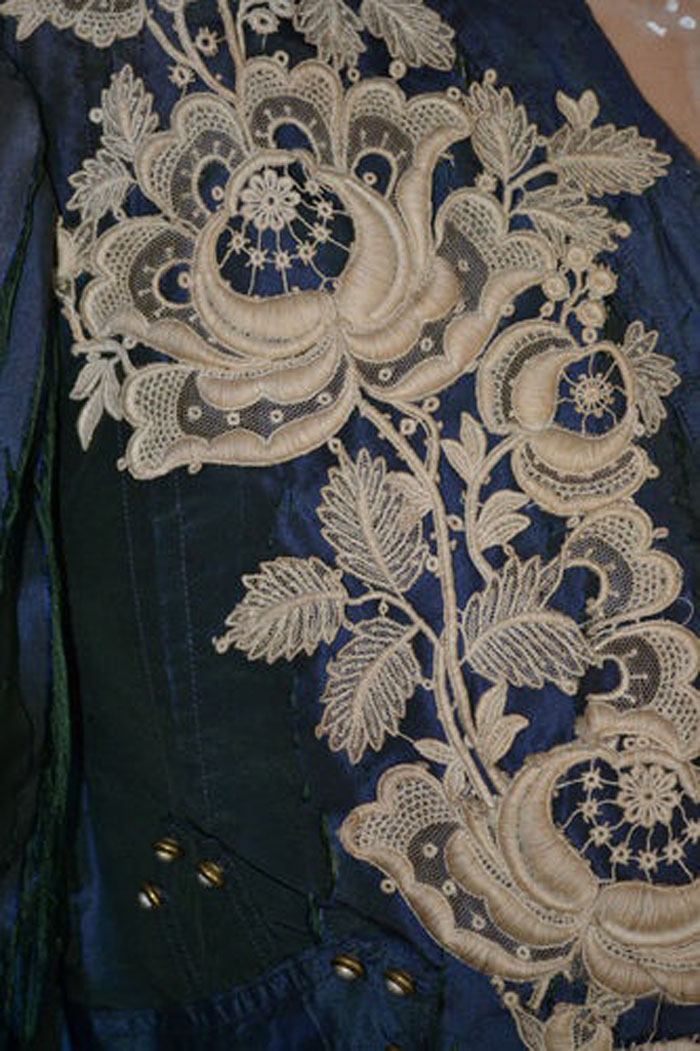 Великолепная вышивка, нежнейшее кружево, шелковые ленты: прекрасные детали антикварных платьев, фото № 5