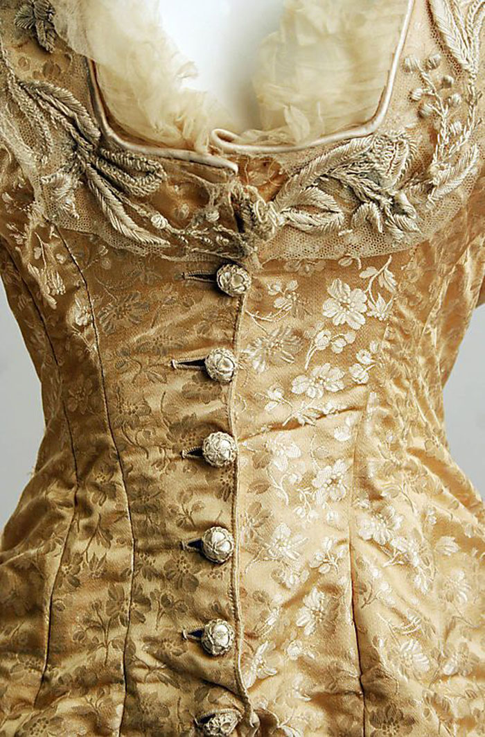 Великолепная вышивка, нежнейшее кружево, шелковые ленты: прекрасные детали антикварных платьев, фото № 17
