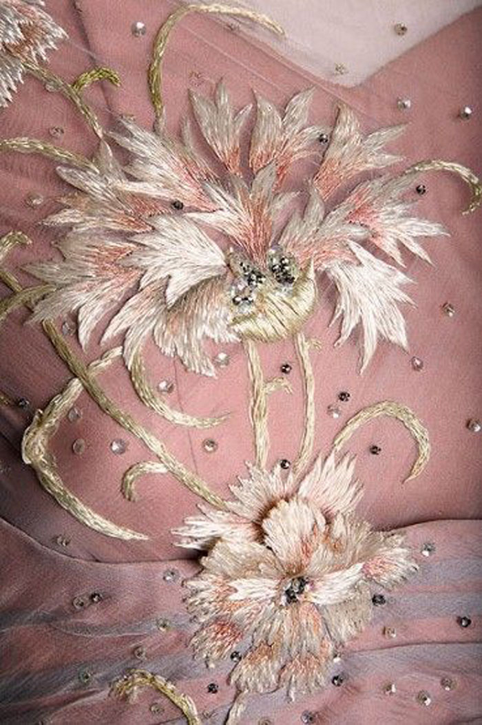 Великолепная вышивка, нежнейшее кружево, шелковые ленты: прекрасные детали антикварных платьев, фото № 30