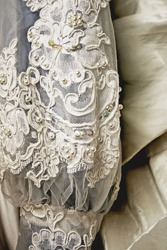 Великолепная вышивка, нежнейшее кружево, шелковые ленты: прекрасные детали антикварных платьев, фото № 12
