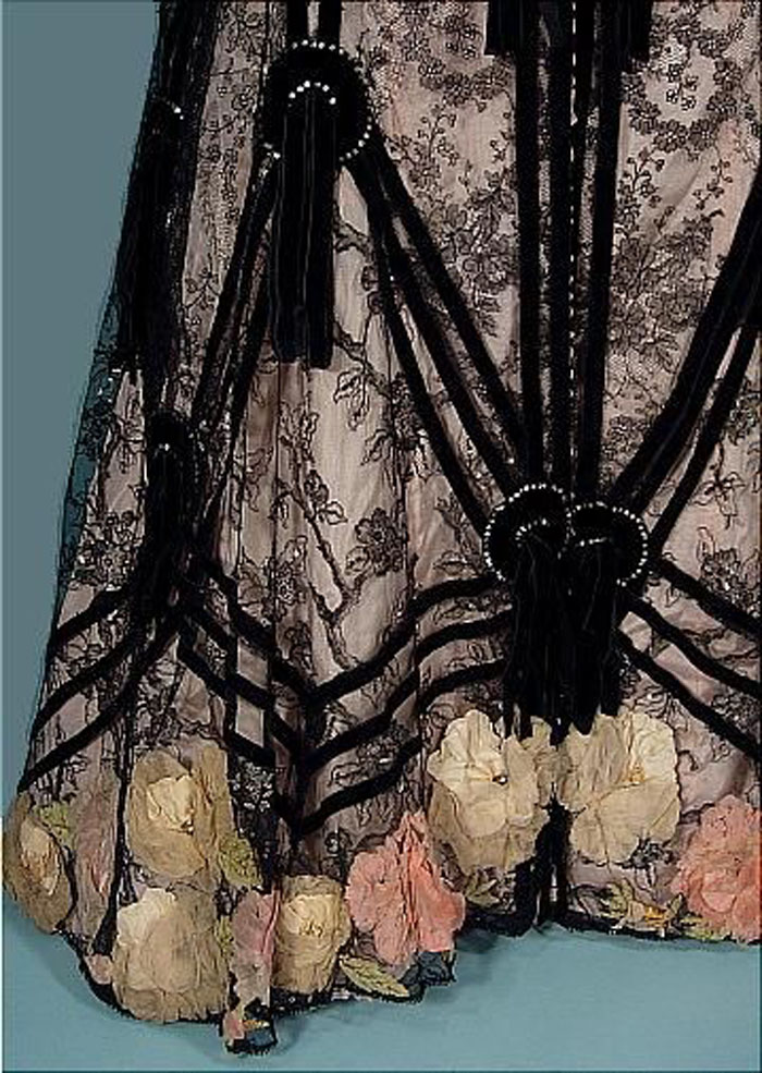 Великолепная вышивка, нежнейшее кружево, шелковые ленты: прекрасные детали антикварных платьев, фото № 6