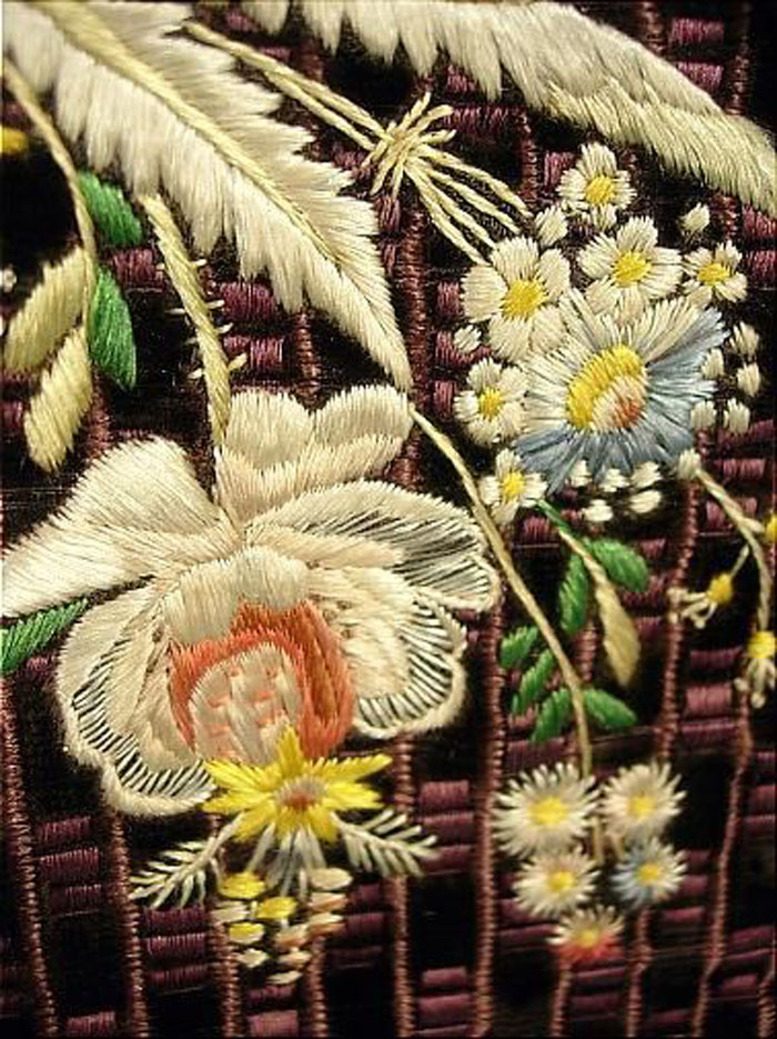 Великолепная вышивка, нежнейшее кружево, шелковые ленты: прекрасные детали антикварных платьев, фото № 7