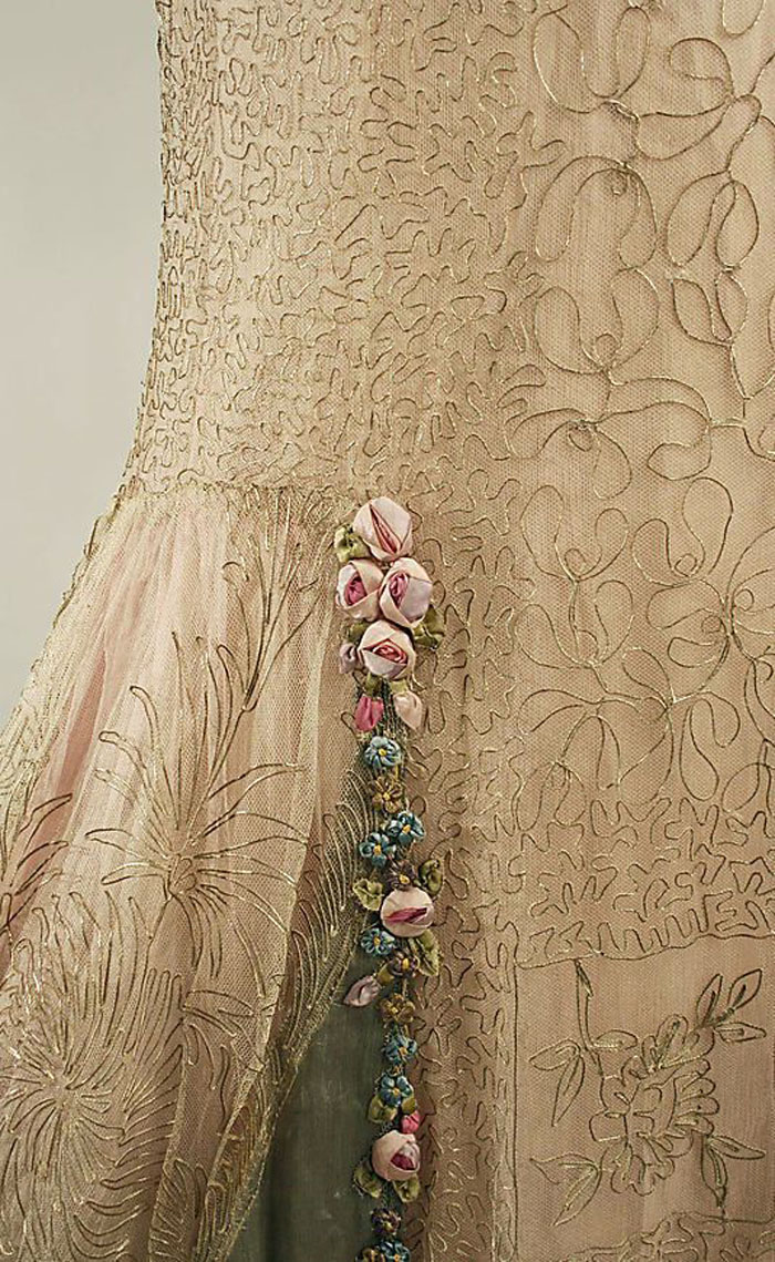 Великолепная вышивка, нежнейшее кружево, шелковые ленты: прекрасные детали антикварных платьев, фото № 38