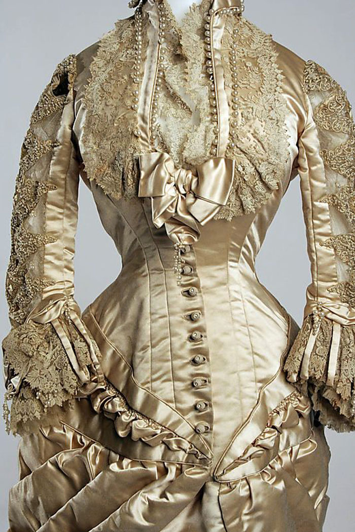 Великолепная вышивка, нежнейшее кружево, шелковые ленты: прекрасные детали антикварных платьев, фото № 26