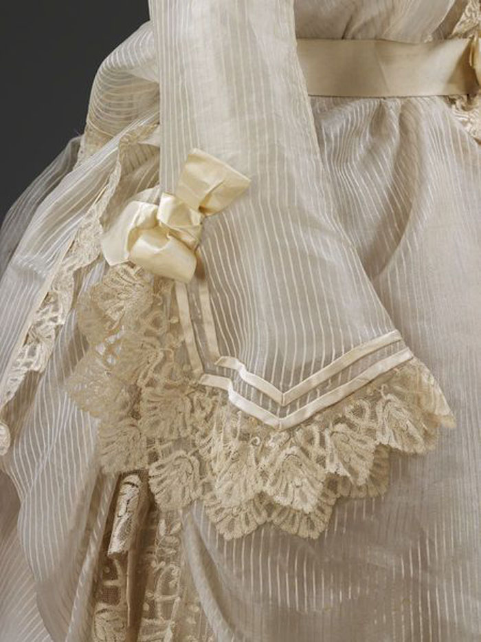 Великолепная вышивка, нежнейшее кружево, шелковые ленты: прекрасные детали антикварных платьев, фото № 42