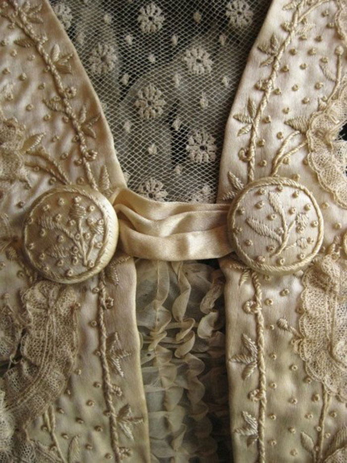 Великолепная вышивка, нежнейшее кружево, шелковые ленты: прекрасные детали антикварных платьев, фото № 29