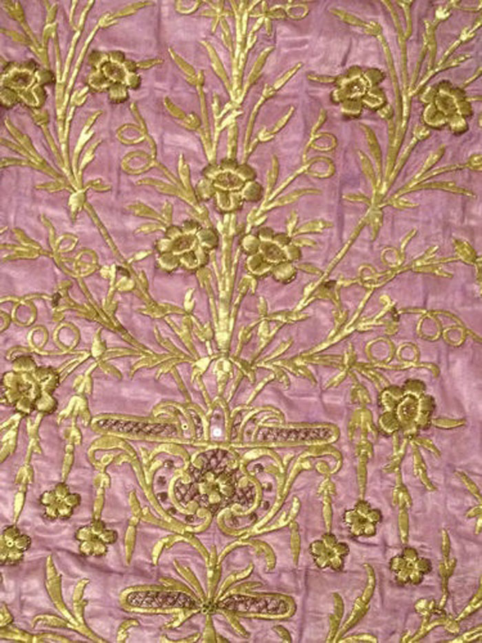 Великолепная вышивка, нежнейшее кружево, шелковые ленты: прекрасные детали антикварных платьев, фото № 35