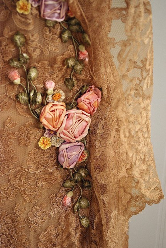 Великолепная вышивка, нежнейшее кружево, шелковые ленты: прекрасные детали антикварных платьев, фото № 33