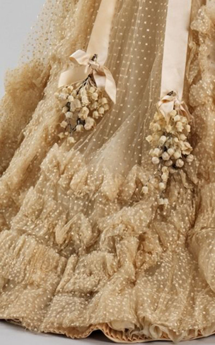 Великолепная вышивка, нежнейшее кружево, шелковые ленты: прекрасные детали антикварных платьев, фото № 13