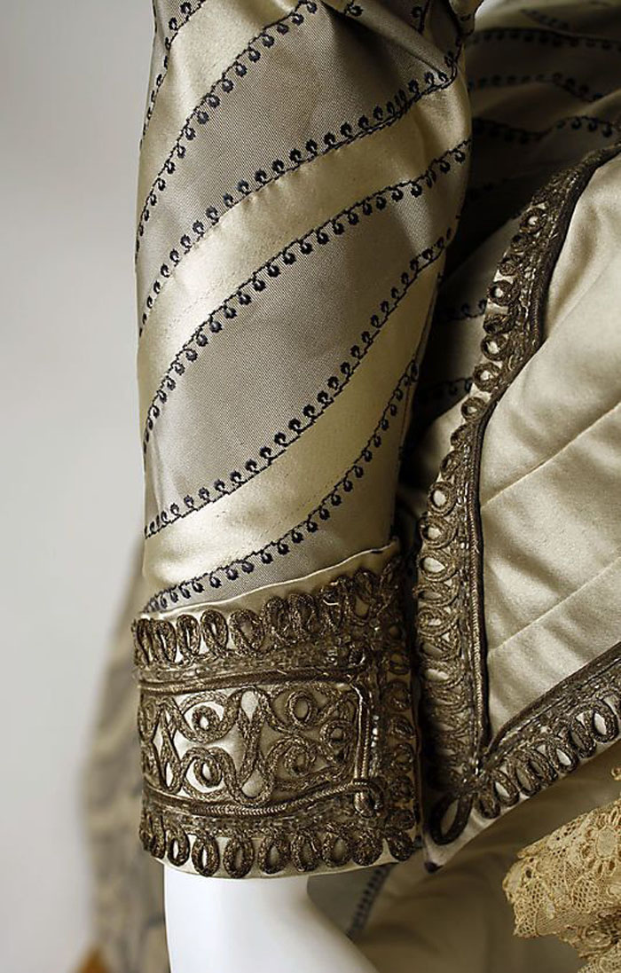 Великолепная вышивка, нежнейшее кружево, шелковые ленты: прекрасные детали антикварных платьев, фото № 9