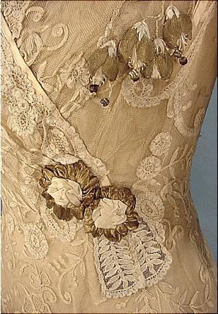 Великолепная вышивка, нежнейшее кружево, шелковые ленты: прекрасные детали антикварных платьев, фото № 19