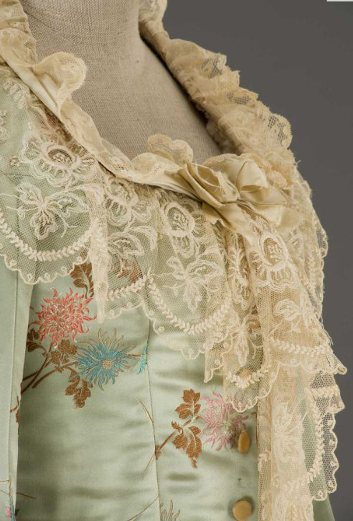 Великолепная вышивка, нежнейшее кружево, шелковые ленты: прекрасные детали антикварных платьев, фото № 34