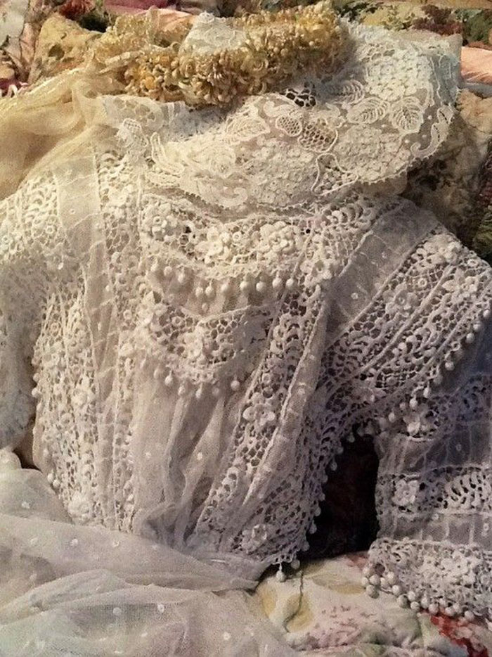 Великолепная вышивка, нежнейшее кружево, шелковые ленты: прекрасные детали антикварных платьев, фото № 11