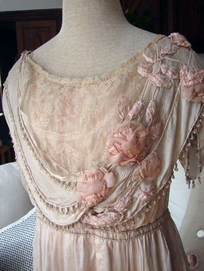Великолепная вышивка, нежнейшее кружево, шелковые ленты: прекрасные детали антикварных платьев, фото № 2