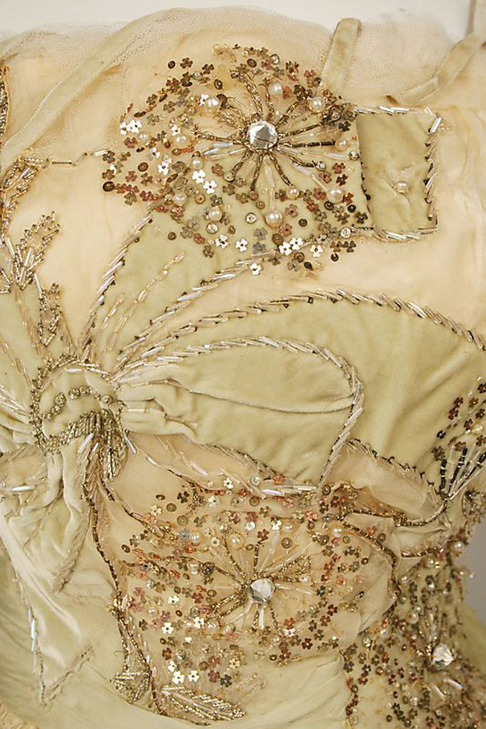 Великолепная вышивка, нежнейшее кружево, шелковые ленты: прекрасные детали антикварных платьев, фото № 15