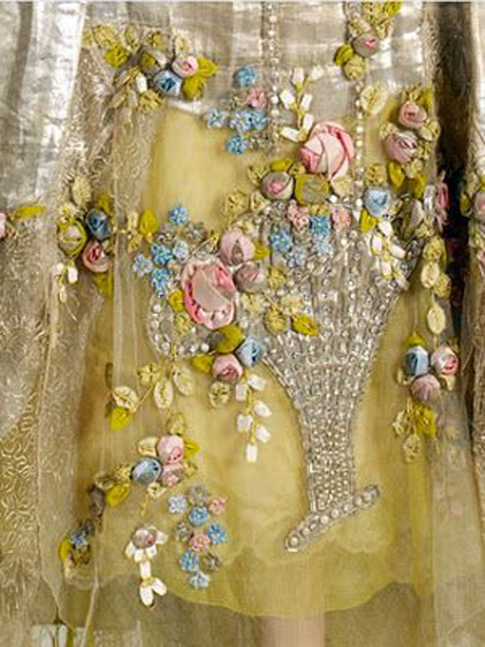 Великолепная вышивка, нежнейшее кружево, шелковые ленты: прекрасные детали антикварных платьев, фото № 28