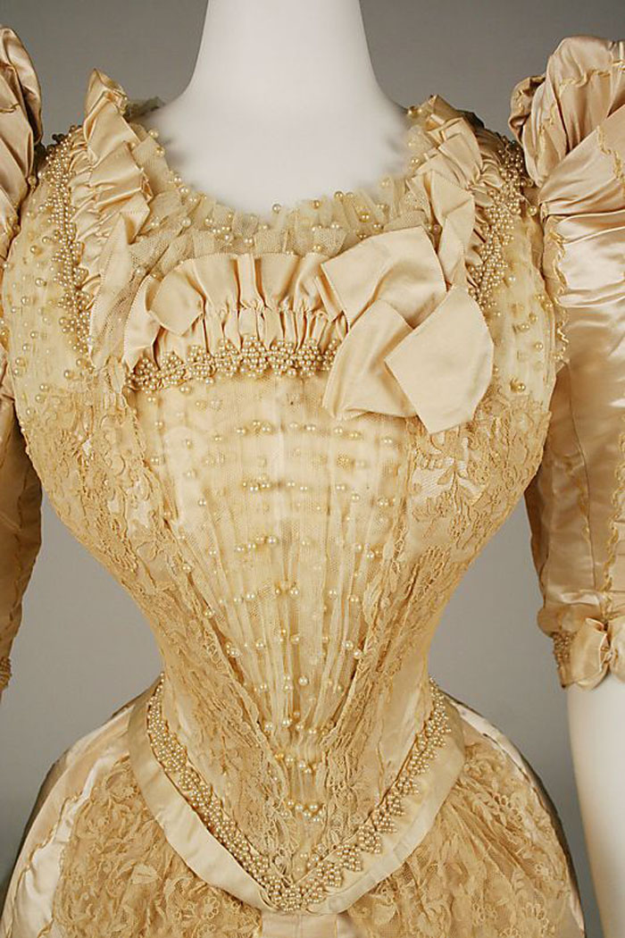 Великолепная вышивка, нежнейшее кружево, шелковые ленты: прекрасные детали антикварных платьев, фото № 16