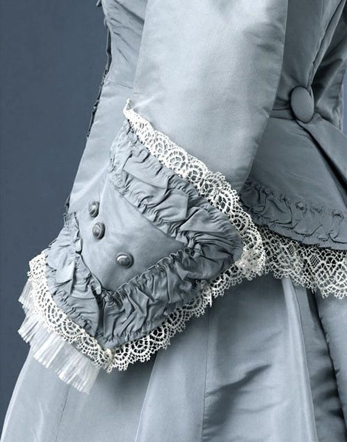 Великолепная вышивка, нежнейшее кружево, шелковые ленты: прекрасные детали антикварных платьев, фото № 1