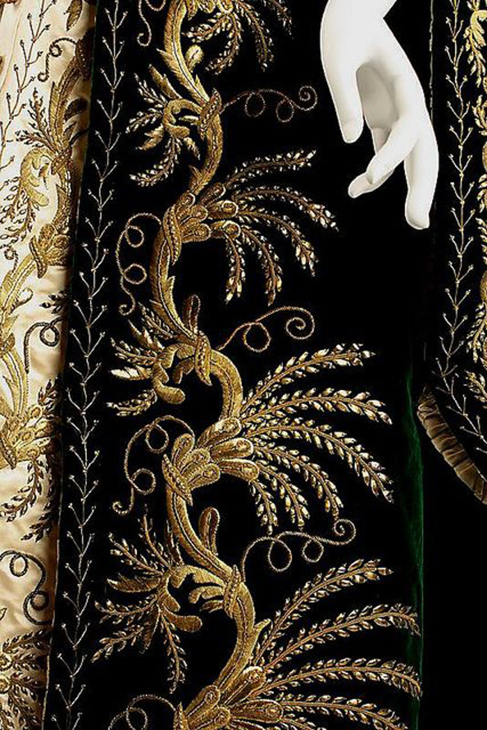Великолепная вышивка, нежнейшее кружево, шелковые ленты: прекрасные детали антикварных платьев, фото № 4