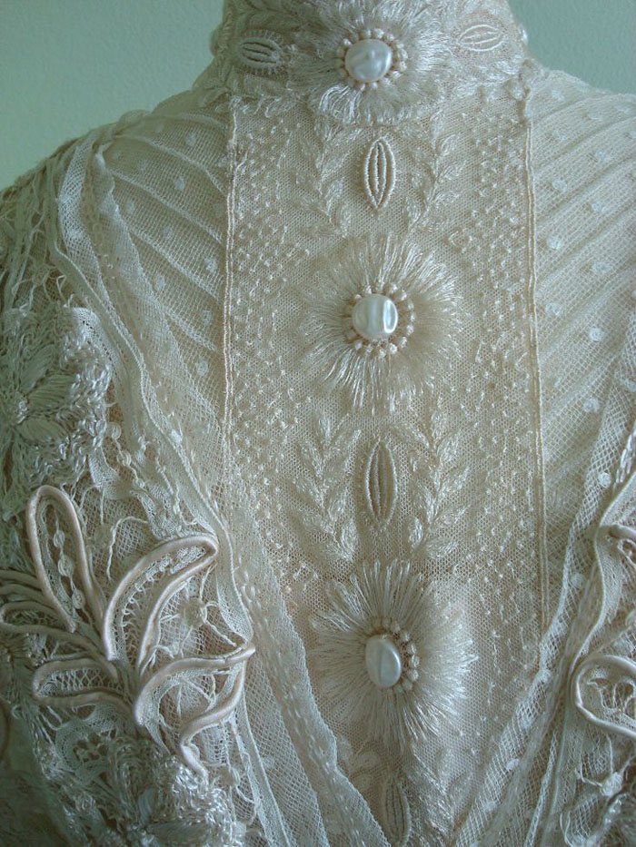 Великолепная вышивка, нежнейшее кружево, шелковые ленты: прекрасные детали антикварных платьев, фото № 22