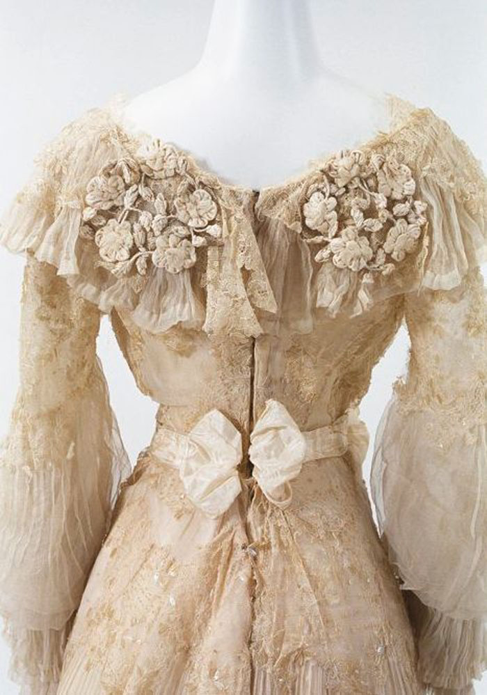 Великолепная вышивка, нежнейшее кружево, шелковые ленты: прекрасные детали антикварных платьев, фото № 40