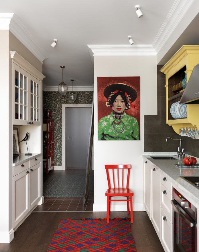 картина на стене в интерьере кухни