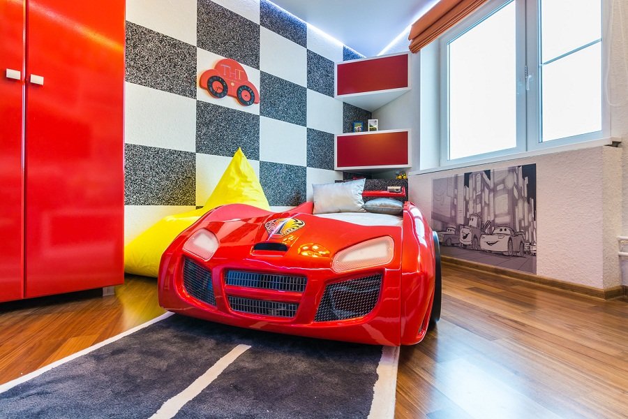 Детская кровать в виде автомобиля из мультфильма