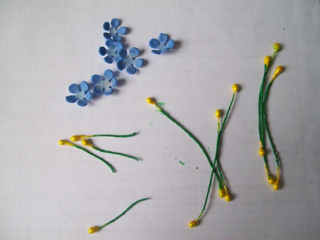Если вы впервые решили изготовить незабудки, тогда лучше начинать с самого простого способа, нанизывая отдельные цветочки из фоамирана на проволоку