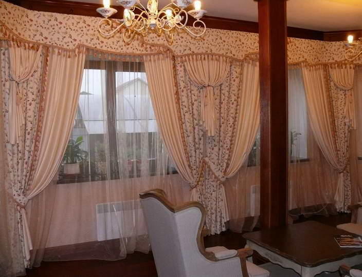 Ламбрекены, перекликающиеся с мотивом штор, могут зрительно разделить комнату с несколькими окнами