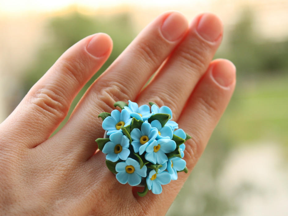 Дополнить летний образ можно брошкой или кольцом, которое заранее следует украсить красивыми незабудками из фоамирана