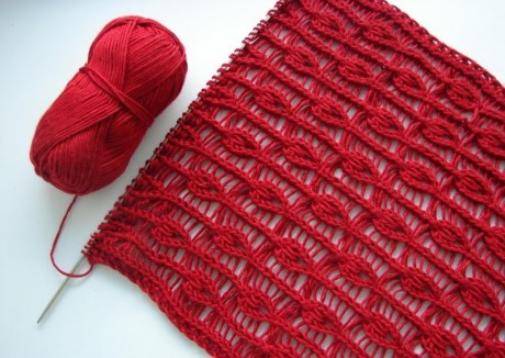 Красный ажурный шарф в сердечках