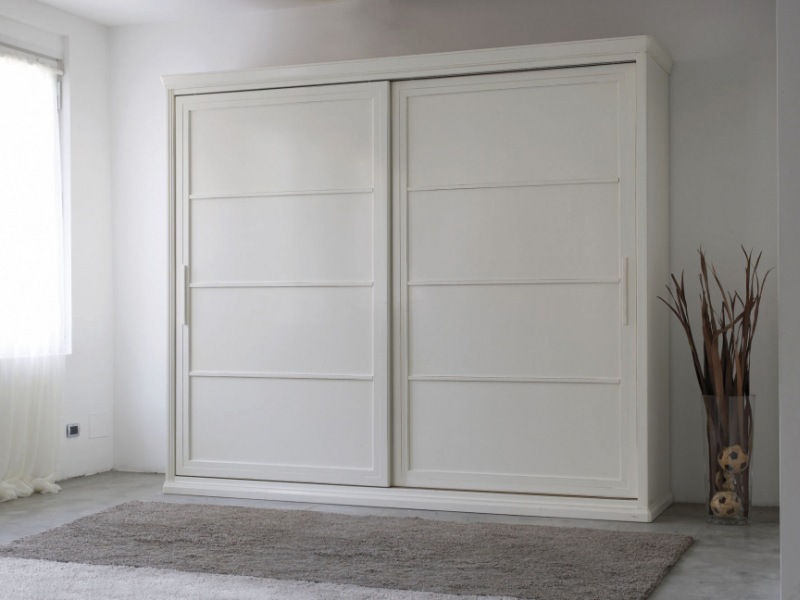 Белый деревянный шкаф