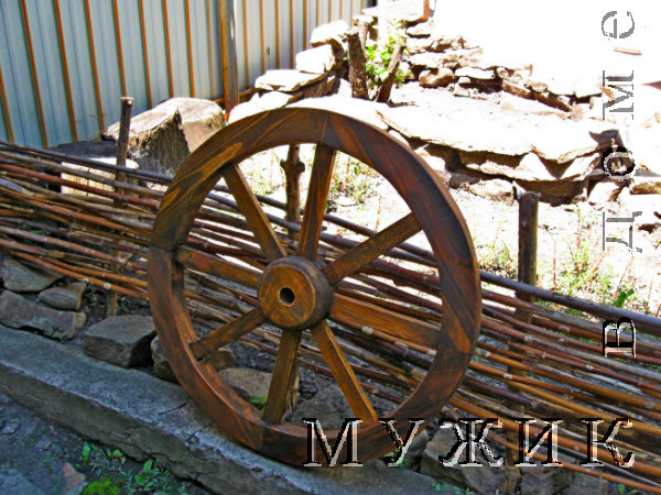 колесо от телеги для украшения сада