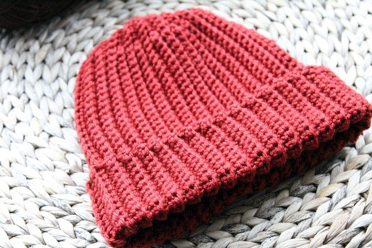 Beginner Ribbed Crochet Hat - These 14 crochet hat patterns for men are unique, fun to make and stylish. Pick up your hook and your favorite crochet beanie pattern and get stitching!  #crochethatpatterns #crochethatsformen #menscrochetbeanies