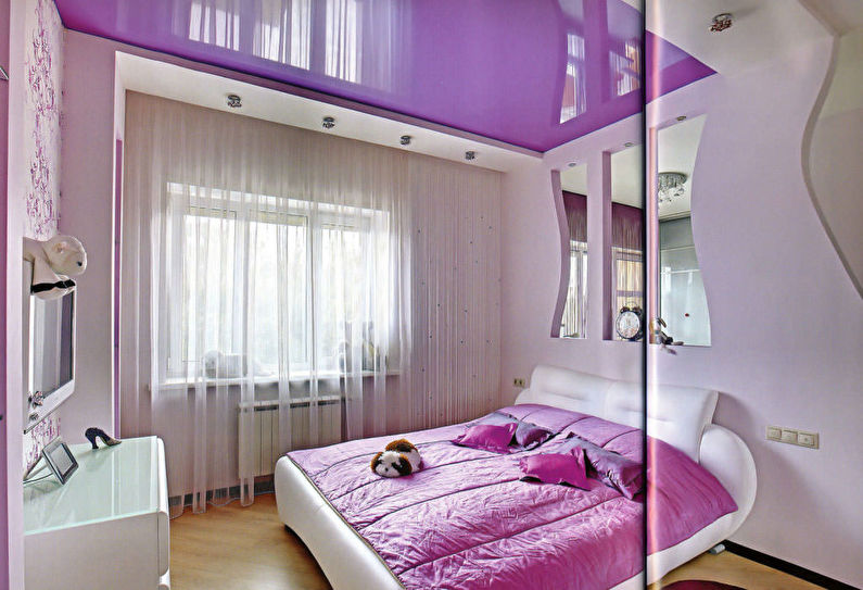 Розовый натяжной потолок в спальне - фото