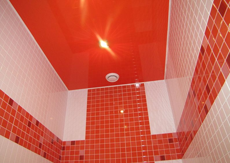 Красный натяжной потолок в ванной комнате - фото